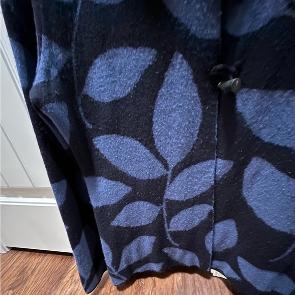 Neve Blue and Black Leaf Patterned Coat Large - Picture 2 of 6
